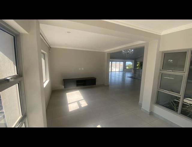 4 BEDROOM HOUSE FOR SALE IN COMPENSATION BEACH